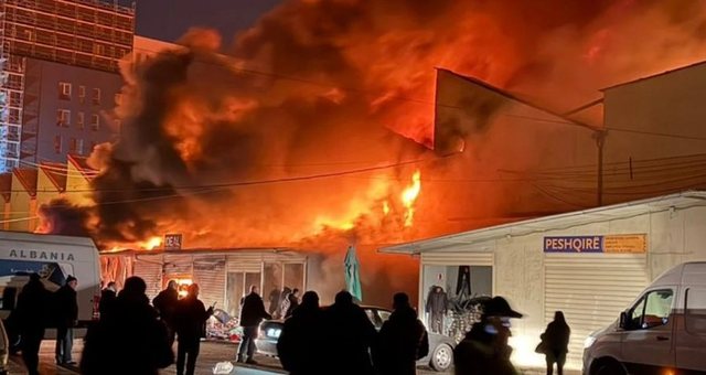 Djegia e tregut, akuza dhe bilanc fatal/ Tregtarët: Nuk na lejuan të shpëtojmë mallin