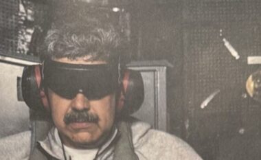 FOTO/ Me sytë e mbuluar dhe i prangosur, Trump publikon pamjet e Maduros pas kapjes