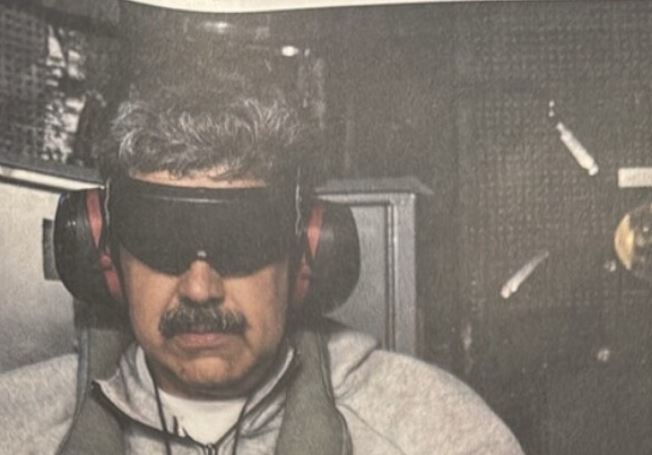 FOTO/ Me sytë e mbuluar dhe i prangosur, Trump publikon pamjet e Maduros pas kapjes