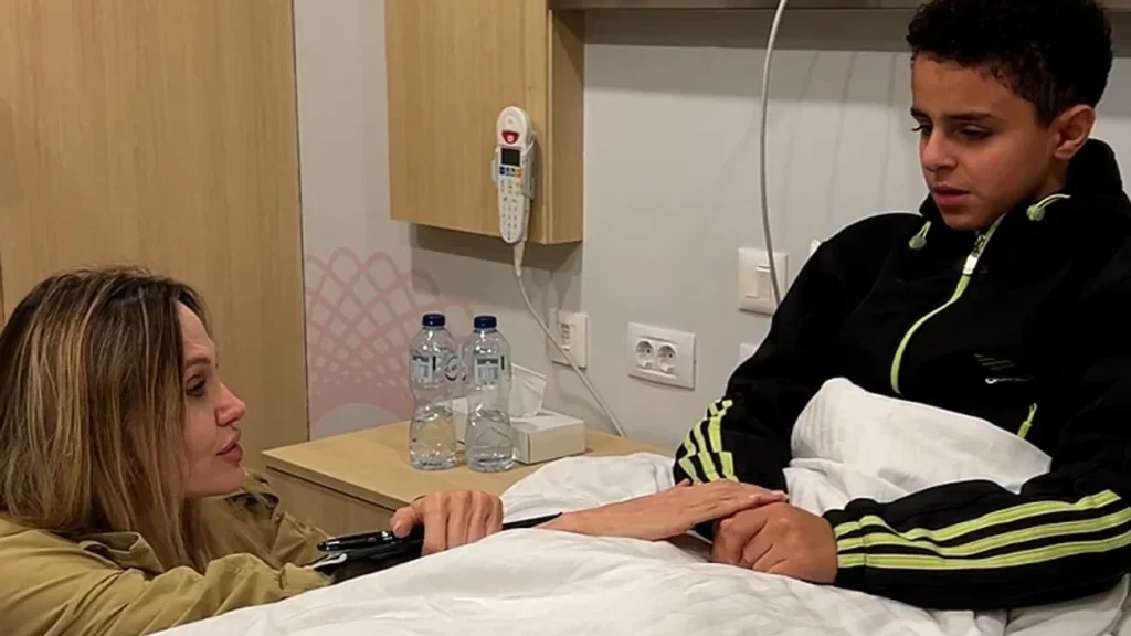 Angelina Jolie vizitoi fëmijët palestinezë në një spital në Egjipt, i tha një djali, nëna e të cilit u vra: Më vjen shumë keq