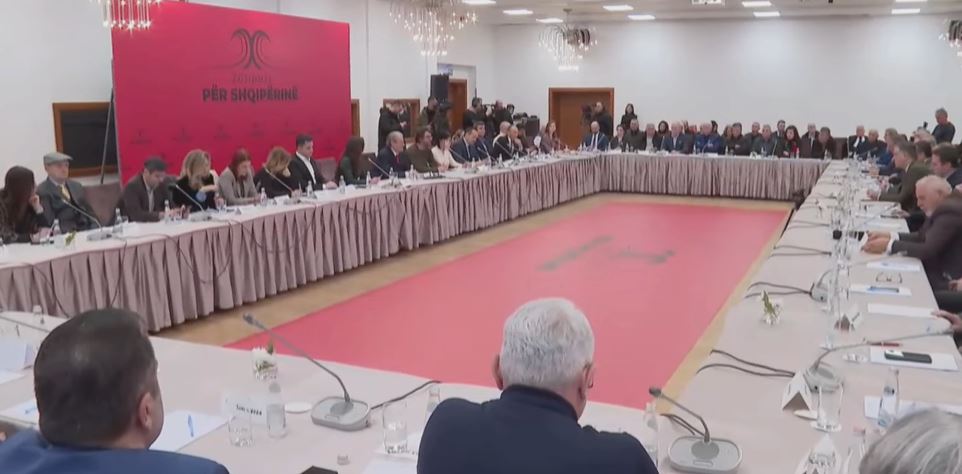 Berisha ftoi forcat politike në një tryezë, ja emrat që marrin pjesë në mbledhjen e opozitës. Refuzuan…