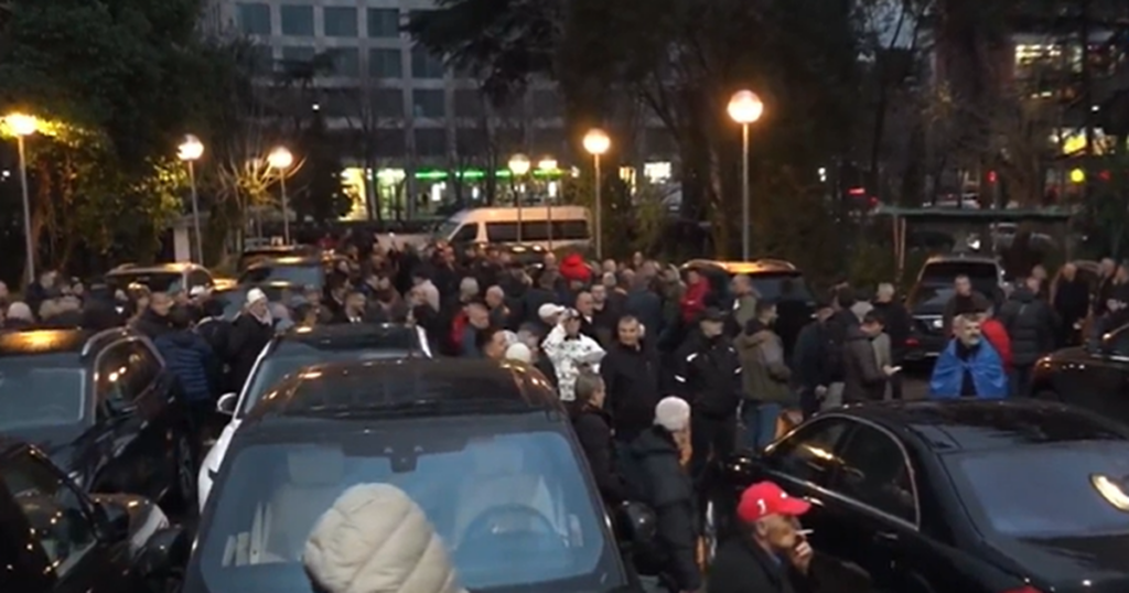 Protesta e PD, Berisha mbërrin në seli, pritet nga demokratët