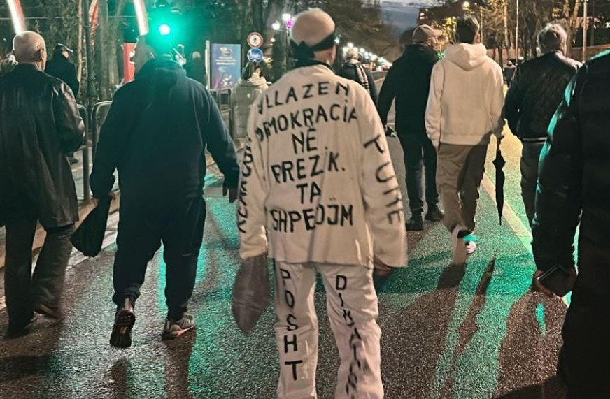 FOTOLAJM/ Qytetari zgjedh mënyrën e veçantë për të protestuar, çfarë shkroi në veshje