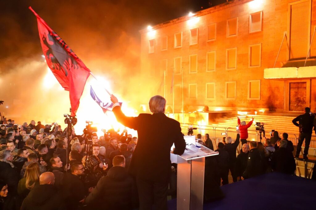 Protesta e opozitës, policia reagim zyrtar: 18 persona të arrestuar, 17 të proceduar! Mes tyre 3 deputetët e PD