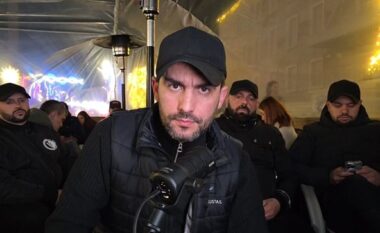 Lapaj vijon rezistencën te sheshi para Kryeministrisë: Çohuni për shoqërinë dhe demokracinë