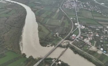 Moti i keq/ Rritet niveli i lumit Vjosa, banorët rrezikojnë përmbytjen