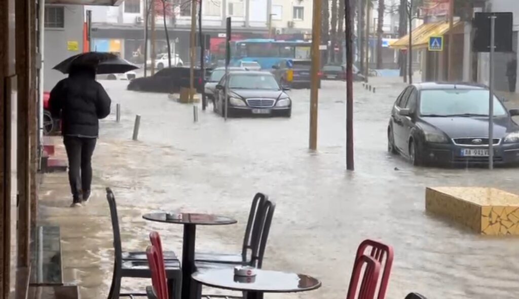 Reshjet e dendura në Durrës, evakuohen 60 banorë! Përmbytet dhe Veliera