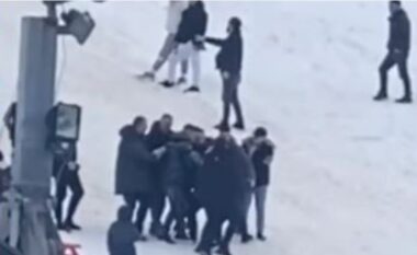 Aksident në Bogë, motori i borës përplaset me shtyllën elektrike! Plagosen 4 persona