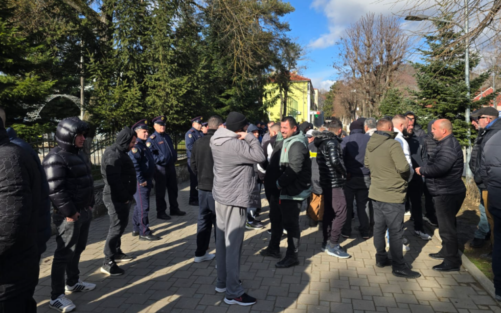 Mungesa e dëmshpërblimeve pas përmbytjeve, fermerët e Maliqit dalin në protestë