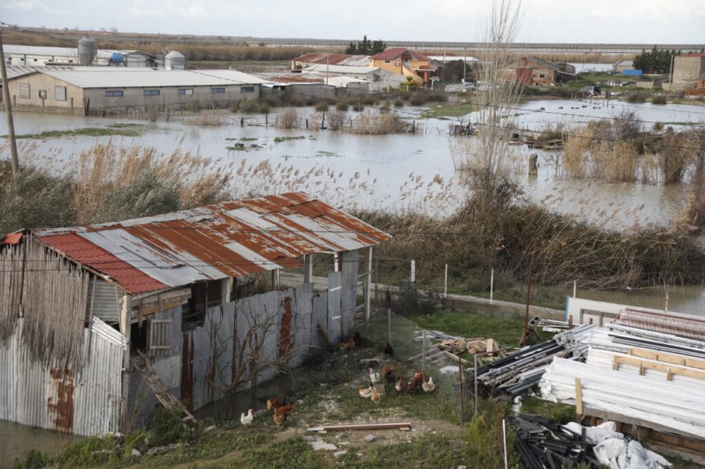 Nga Shkodra te Durrësi, Berati dhe Gjirokastra/ Agjencia Kombëtare e Mbrojtjes Civile: Situatë e rënduar nga moti i keq në disa qarqe të vendit