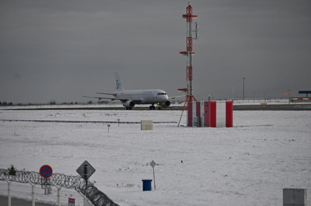 Temperaturat e ulëta paralizojnë aeroportet në Vjenë dhe Pragë, anulime dhe vonesa fluturimesh