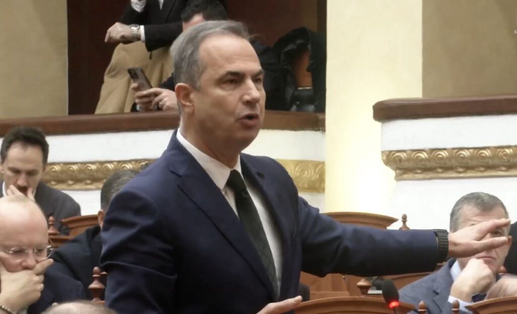 Seanca plenare/ Boçi akuza Peleshit: Ky Parlament po bëhet i çmendur dhe qesharak, shtoni seancat, projektligjet duan debat, s’mund të kalohen të 19-ta në një ditë