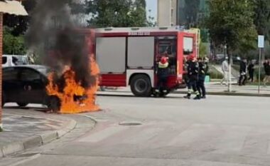 Makina shpërthen në flakë në mes të qytetit të Fierit