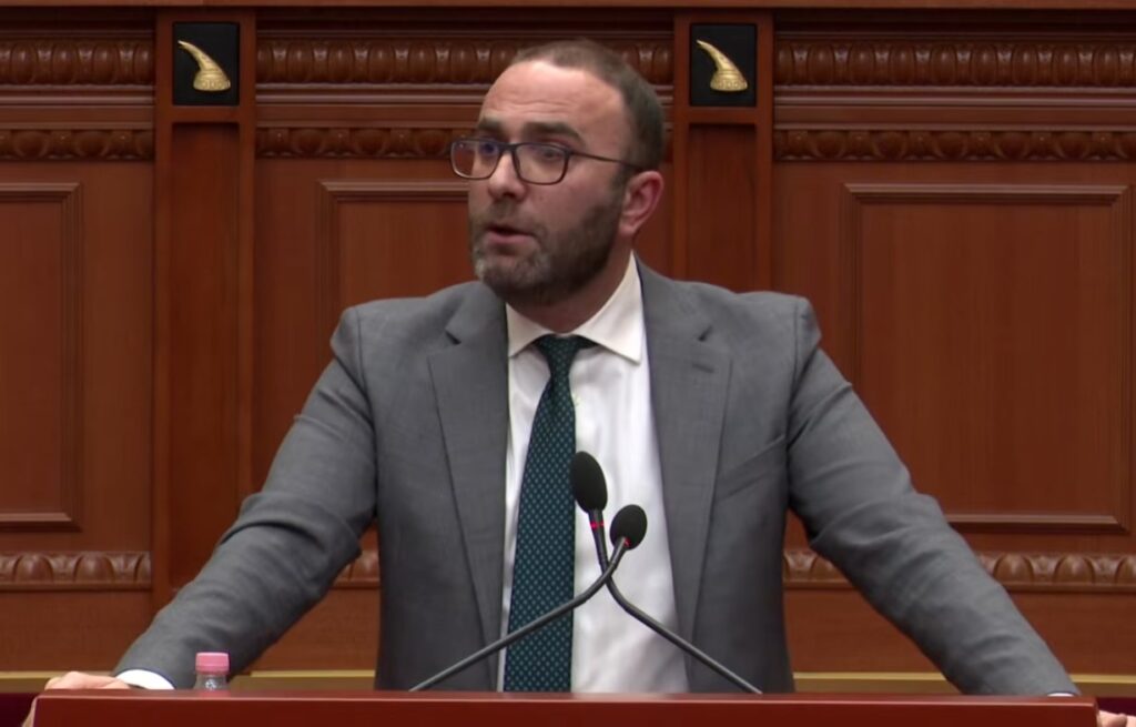 Bardhi kundër ndryshimeve në Kodin Penal: Balluku që abuzoi me 50 mln euro, me votën e saj do fusë në burg qytetarët që parkojnë dysh