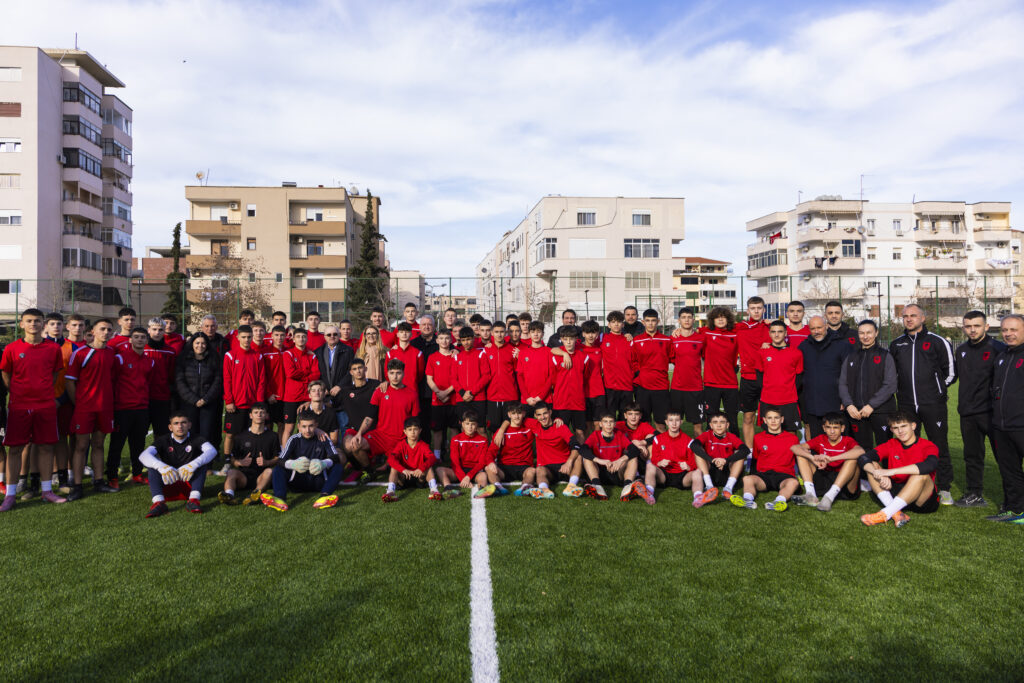 Inagurohet fusha e shkollës “Benardina Qerraxhia” në Durrës/ Presidenti Duka: Ky projekt i shërben të ardhmes së fëmijëve në futboll
