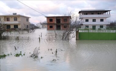 Reshjet e dendura të shiut/ Ja zonat që rrezikohen të përmbyten sot