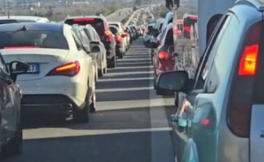 Paralizohet qarkullimi në autostradën Tiranë-Elbasan, trafik i rënduar në ditën e parë të vitit