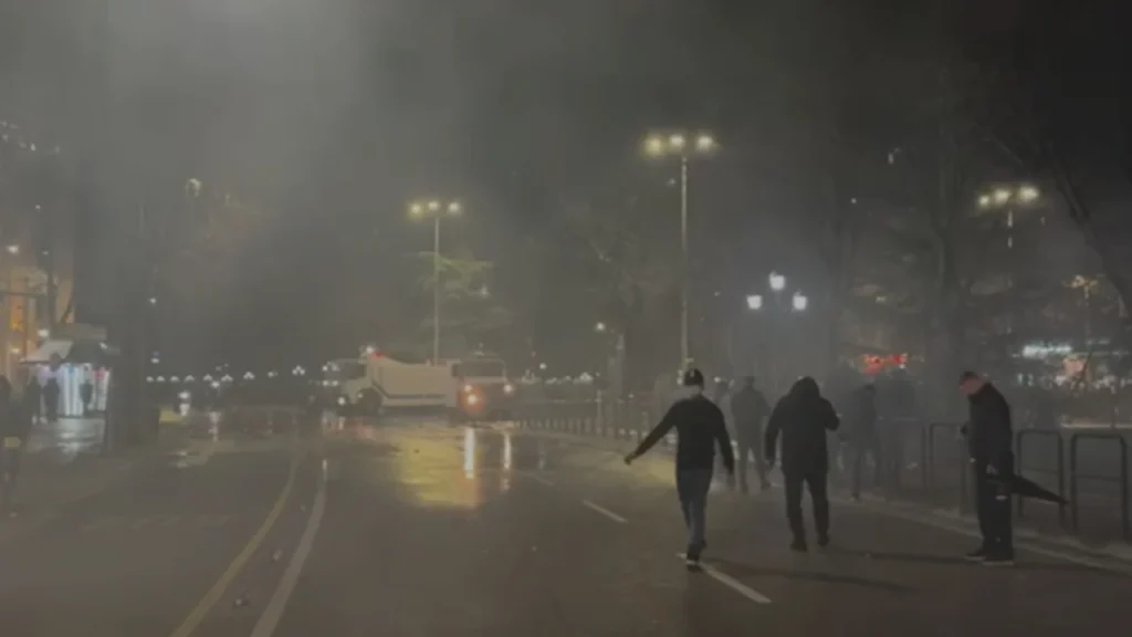 “Është hedhur gaz lotsjellës në zyrat e selisë”/ PD reagon pas trazirave në protestë: Policia ndërpreu edhe faljen e besimtarëve myslimanë