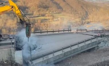 U dëmtua nga rrëshqitja e tokës dhe bllokoi rrugën, shembet ura në Dragostunjë (VIDEO)