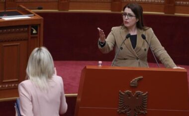 Tensione në Kuvend/ Zhupa kërkon fjalën për replikë, drejtuesja e seancës refuzon, Manastirliu- demokrates: Ke gjë personale me mua?