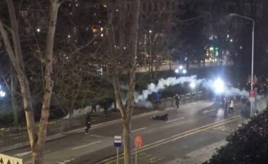 “Policia politike iu sul protestuesve”, Përfundoi në spital me dëmtime në dorë, Boçi: Pësova djegie të shkallës së dytë! Një i ri është në gjendje të rënduar
