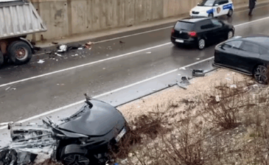 Aksident i frikshëm në rrugën e Arbrit/ Makina ndahet në dy pjesë pas përplasjes, plagosen tre persona (VIDEO)