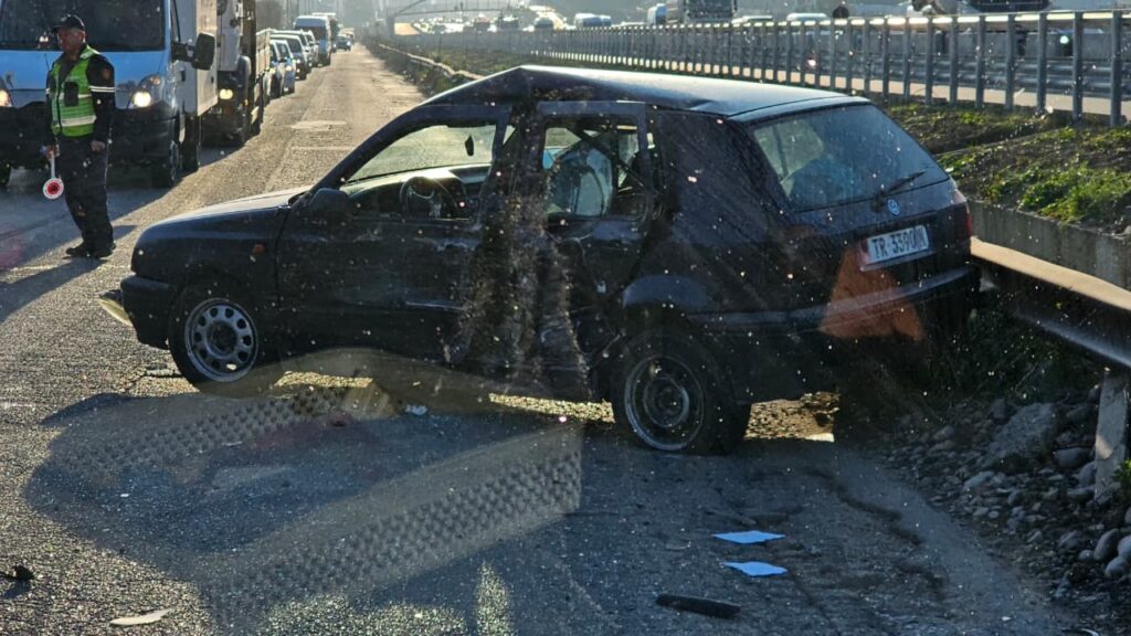 Aksident në Kashar/ Furgoni përplaset me makinën, një i plagosur