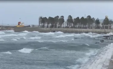 Moti i keq “paralizon” lundrimin në Vlorë, ndalohen mjetet e vogla dhe ato të peshkimit të dalin në det të hapur