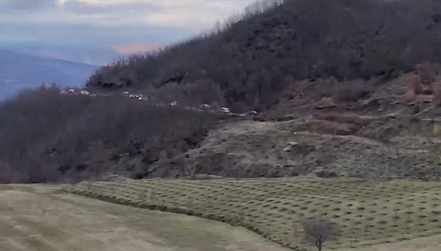 Të bllokuar për orë të tëra  në aksin Librazhd–Prrenjas, shoferët gjejnë vetë rrugën për të vazhduar udhëtimin