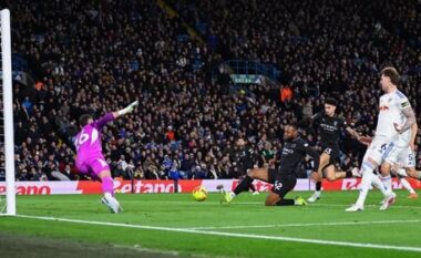 Liverpool “shkatëron” West Hamin, City në ndjekje të Arsenalit