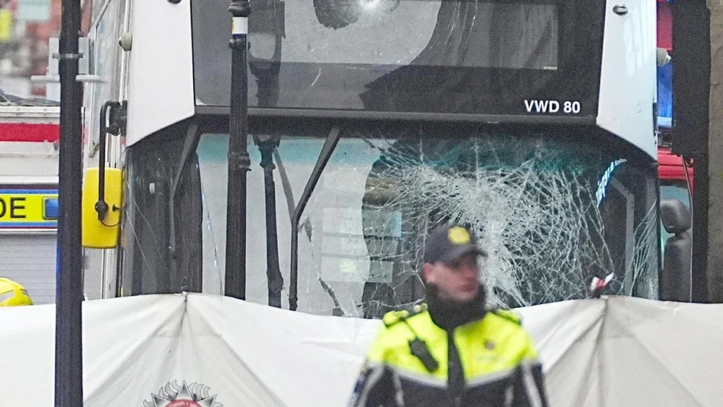 Një i vdekur dhe tre të lënduar pasi një autobus u përplas me këmbësorët në Dublin