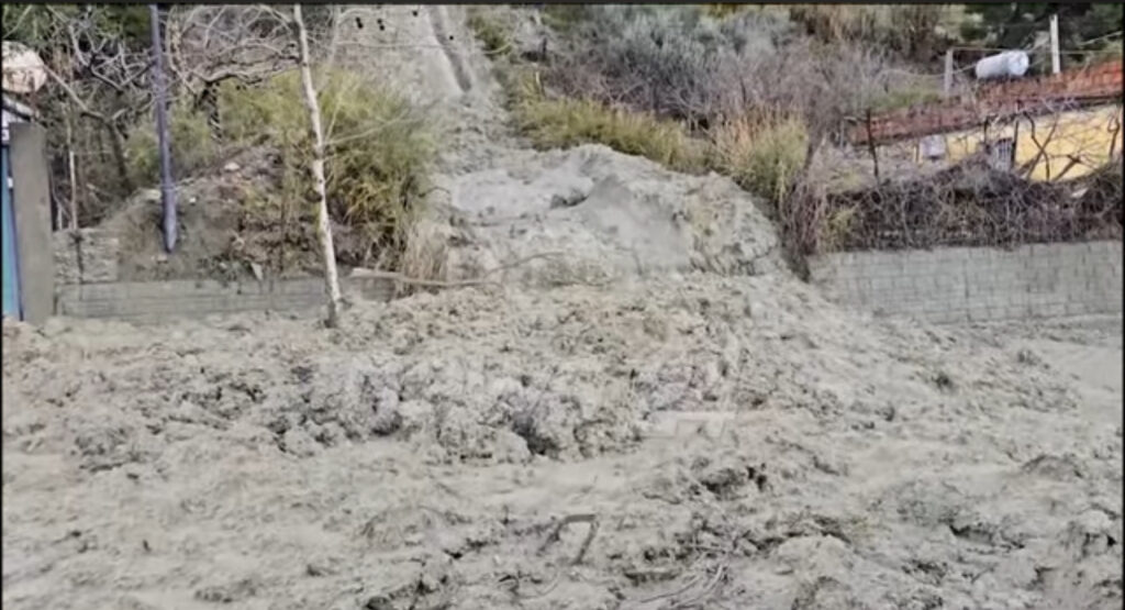 VIDEO/ Pamje dramatike nga Durrësi, qyteti bregdetar sërish nën ujë, lagjja e “Currilave” mbulohet nga balta