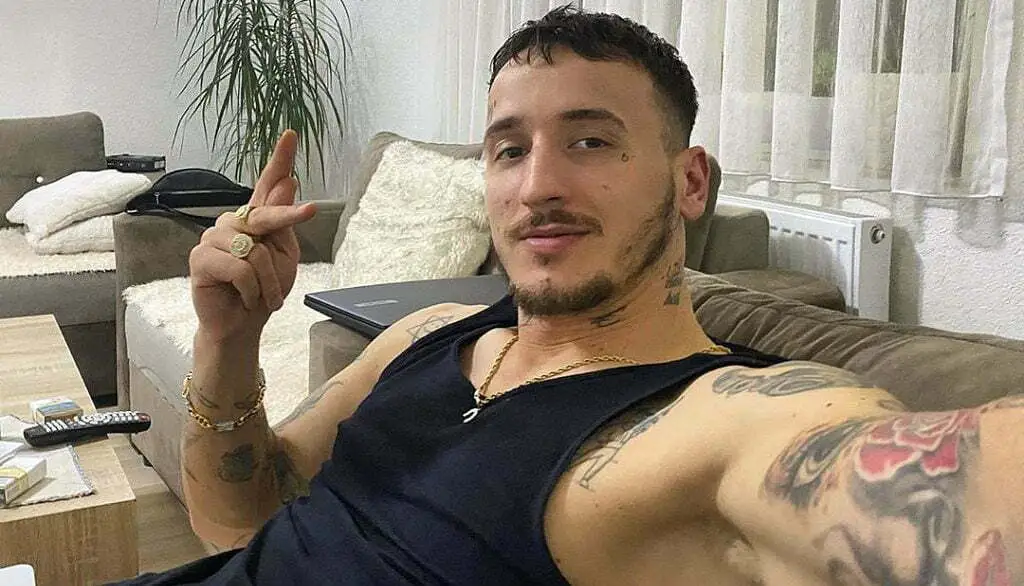 Getinjo në një romancë? Kush është bukuroshja krah tij?