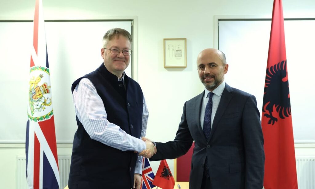 Spitali Amerikan vazhdon partneritetin me ambasadën Britanike në Shqipëri për të mbështetur studentët shqiptarë për studime në Britani