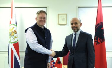 Spitali Amerikan vazhdon partneritetin me ambasadën Britanike në Shqipëri për të mbështetur studentët shqiptarë për studime në Britani