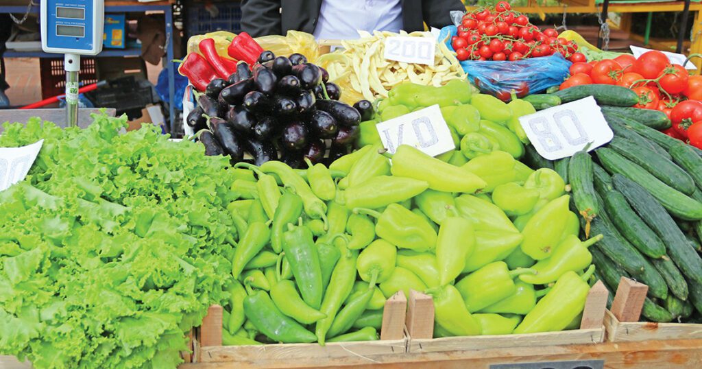 Nga mungesa e prodhimit vendas dhe goditja nga përmbytjet/ Çmimet “fluturojnë”, zarzavatet kthehen në mall luksi