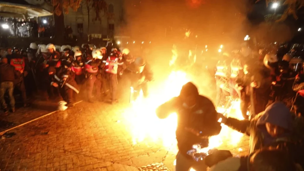 Opozita ka thirrur protestë sot në orën 18:00 para Kryeministrisë/ Policia e Tiranës: Nuk marrim përsipër zhvillimin e tubimit, mund të ketë veprime të dhunshme