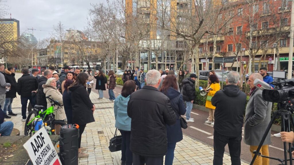 “Po na vjedhin pronat”/ Protestë para Kuvendit, banorët kundërshtojnë projektin TID në Durrës