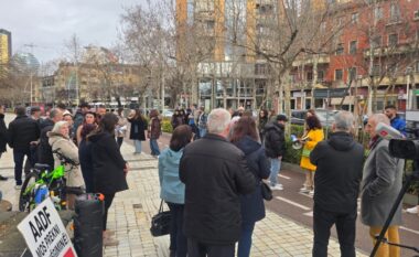 “Po na vjedhin pronat”/ Protestë para Kuvendit, banorët kundërshtojnë projektin TID në Durrës