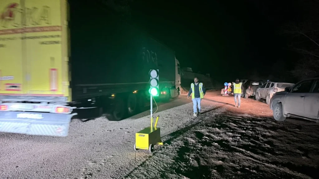 Alarm në aksin Librazhd–Pogradec, thellohen çarjet e rrugës, kufizohet me një korsi qarkullimi