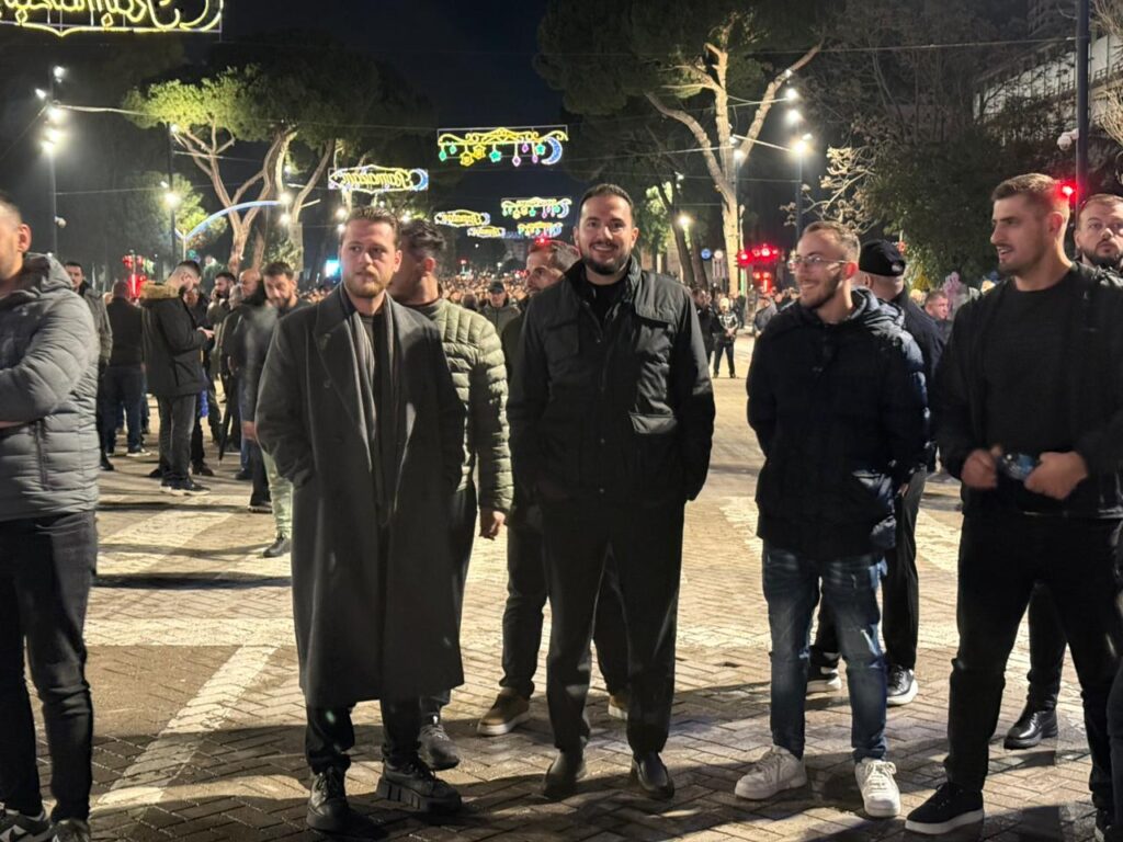 Ervin Salianji i bashkohet protestës kombëtare të opozitës para Kryeministrisë