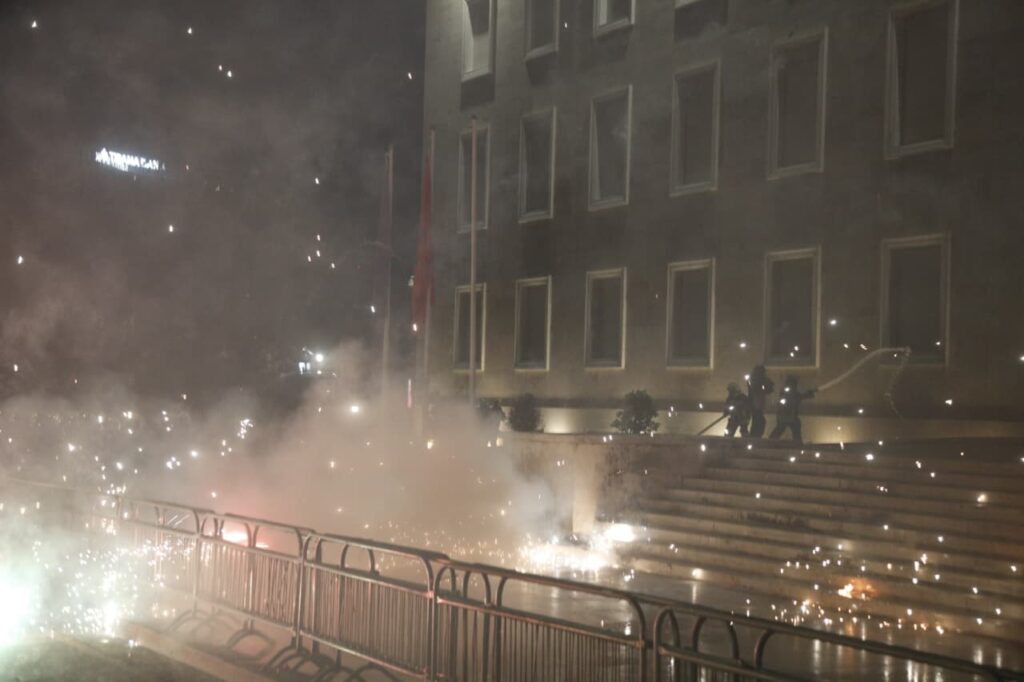 Protestuesit hodhën molotovë drejt Kryeministrisë dhe Kuvendit, shoqërohen në polici 25 persona
