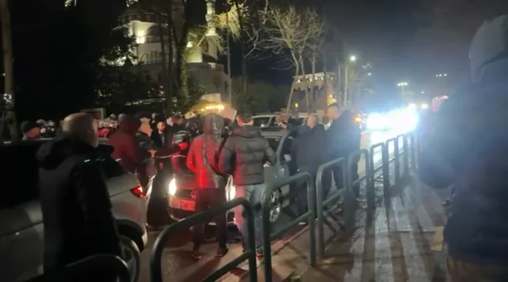 Protestuesit përplasen edhe me qytetarët, nuk i lënë të kalojnë, gjuajnë me grushte drejt makinës