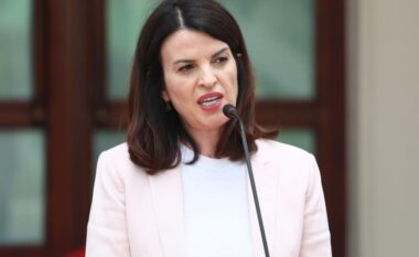 Mësuesit përzgjidhen pa ndikim politik/ Albana Koçiu në shkollën “Ndre Mjeda”: Paga mesatare e mësuesve 950 euro, vijon transformimi