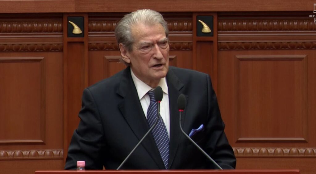 Berisha në Kuvend: Tenderat e AKSHI-t duan t’i marrë tani privatisht baxhanaku i Ramës, i merrnin me pengmarrje, tani i duan me ligj