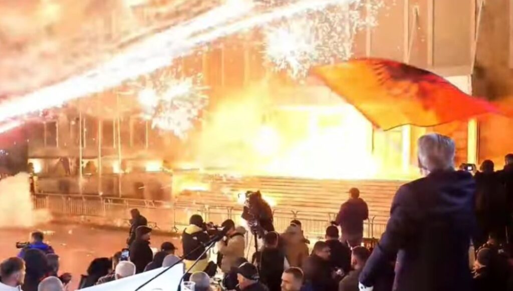Berisha mbyll fjalimin, militantët hedhin molotov drejt godinës së kryeministrisë, policia ndërhyn me autobote me ujë