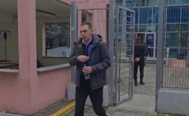 Kunati i Arben Ahmetajt paraqitet në SPAK, ja momenti kur del nga Prokuroria e Posaçme (VIDEO)