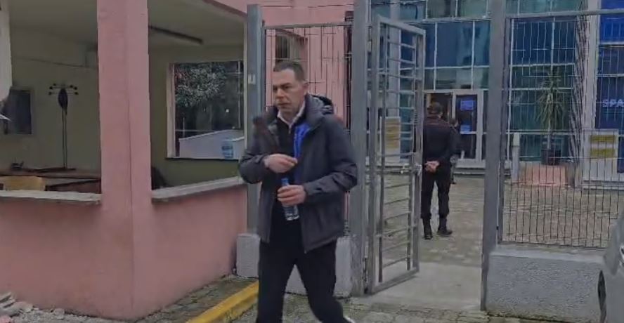 Kunati i Arben Ahmetajt paraqitet në SPAK, ja momenti kur del nga Prokuroria e Posaçme (VIDEO)