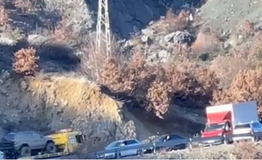 Fluksi i lartë i automjeteve bllokon qarkullimin në aksin Lozhan-Moglicë-Gramsh