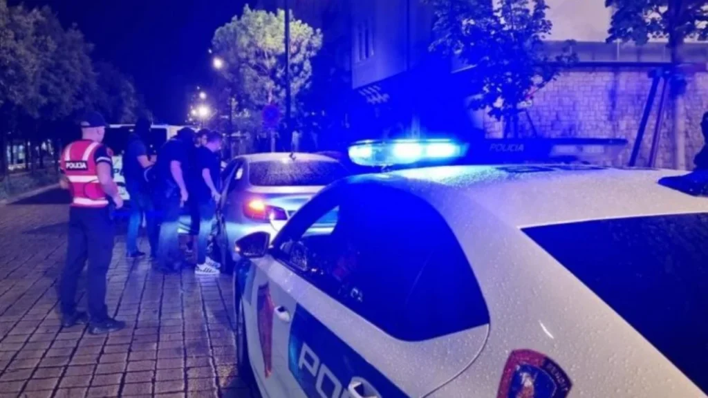 Strehoheshin në një ndërtesë të braktisur, policia kufitare kap 16 emigrantë të paligjshëm në Korçë